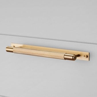 Knurled Medium Pull Bar Cabinet Handle With Back Plate In Solid Brass